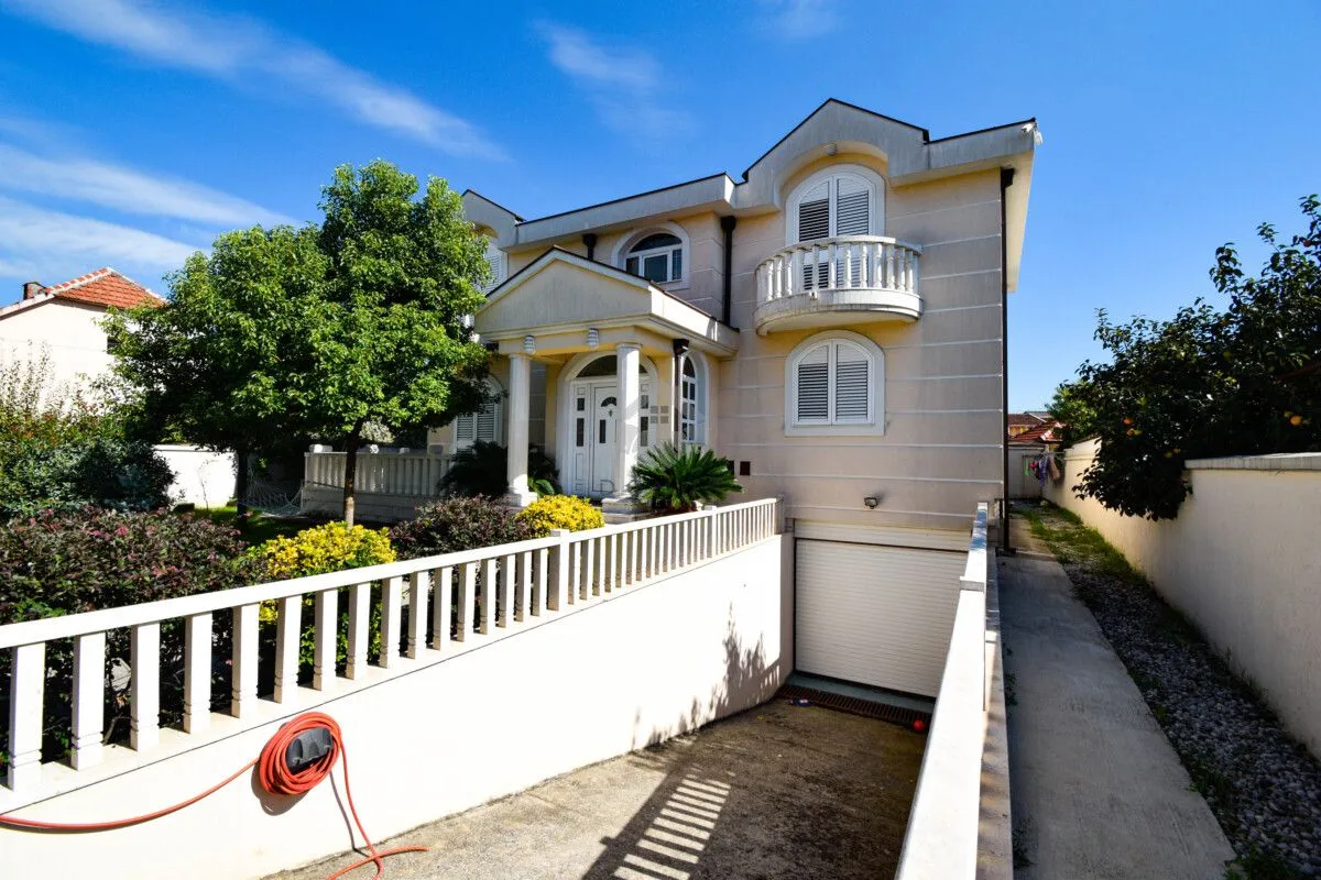 Rent, house, 300m², Zabjelo, Podgorica