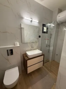 Moderno kupatilo sa tuš kabinom, umivaonikom i ugradnom wc šoljom. - image 3