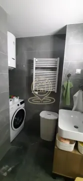 Moderno kupatilo sa tuš kabinom, umivaonikom i veš mašinom. - image 8