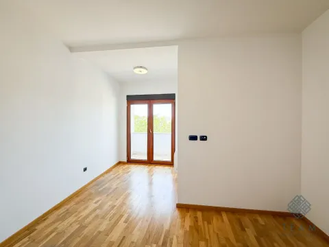 Empty room with hardwood flooring and access to the terrace. - image 6