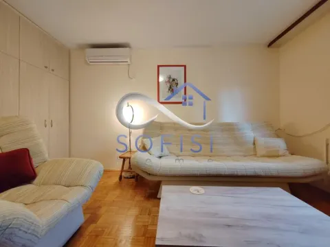 Dnevna soba sa sofom, foteljom, stočićem i ugradnim plakarom. - image 20