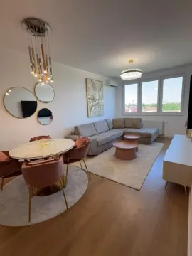 Prostrana dnevna soba sa garniturom za sedenje, trpezarijskim stolom i modernim osvetljenjem. - image 3