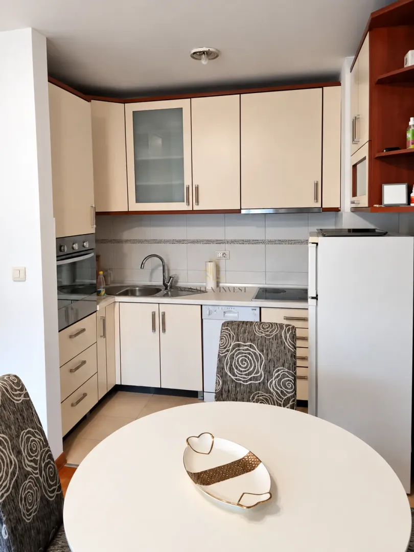 Kitchen with a dining table and built-in units.