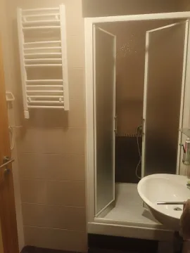 Kupatilo sa tuš kabinom, umivaonikom i sušačem za peškire. - image 5