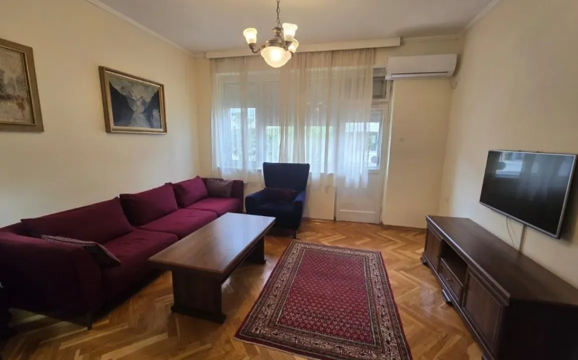 Izdavanje, dvosoban stan, 95m², Centar, Podgorica