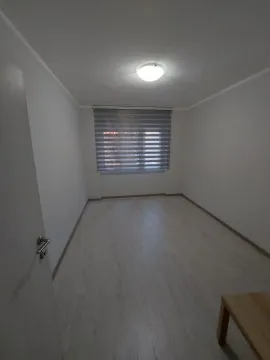 Prazna, osvijetljena soba sa svijetlim laminatom i prozorom. - image 6