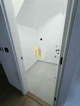 Pogled kroz vrata na moderno opremljeno kupatilo sa belim pločicama. - image 15