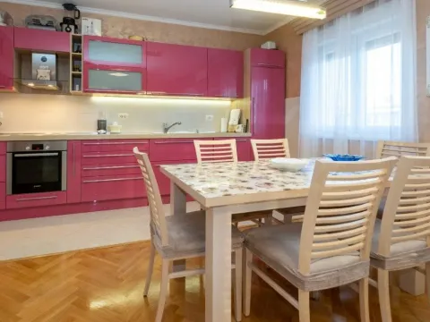 Izdavanje, dvosoban stan, 88m², City Kvart, Podgorica - image 1