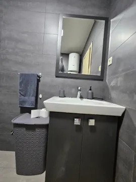 Moderne kupatilo sa umivaonikom, ogledalom i sivim pločicama. - image 14