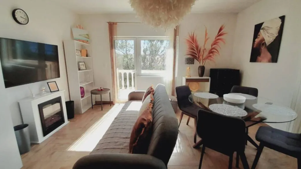 Izdavanje, dvosoban stan, 46m², Kavač, Kotor