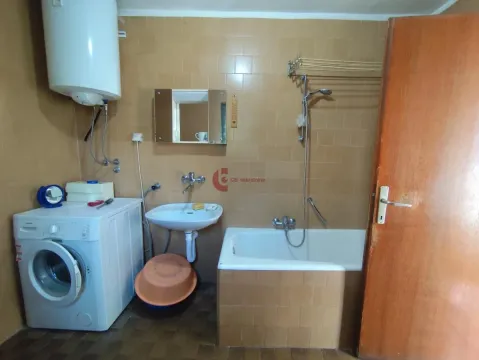 Kupatilo sa kadom, umivaonikom i veš mašinom. - image 18