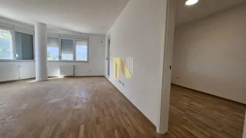 Prazna soba sa drvenim podom i belim zidovima. - image 2