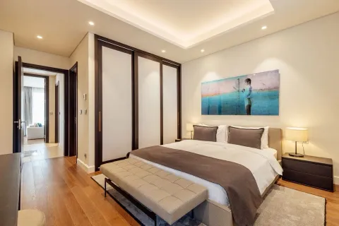 Svijetla spavaća soba sa bračnim krevetom, ugradnim plakarom i modernim osvjetljenjem. - image 12