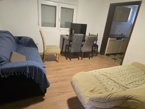 Dnevna soba sa garniturom, trpezarijskim stolom i pogledom na kuhinju. - image 3