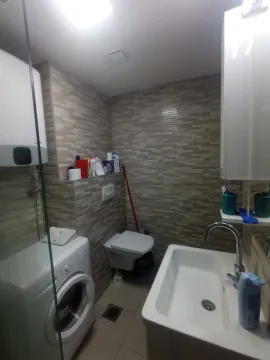 Malo kupatilo sa veš mašinom, toaletom i lavaboom. - image 16