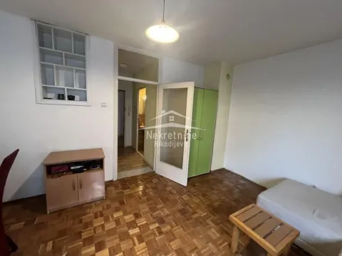 Manja soba sa parketom, nameštajem i pogledom na hodnik. - image 6