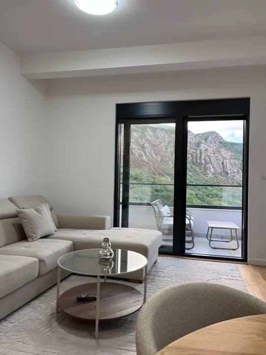 Izdavanje, dvosoban stan, 72m², Škaljari, Kotor