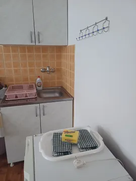 Manja kuhinja sa sudoperom, elementima i radnim dijelom. - image 3