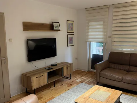 Izdavanje, trosoban stan, 120m², City Kvart, Podgorica - image 1