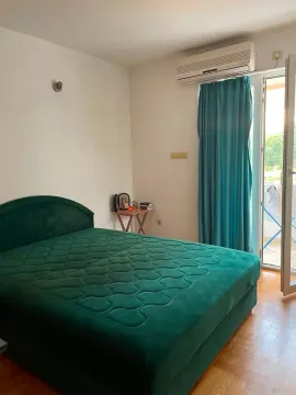 Bedroom with a large green bed and access to the terrace. - image 11