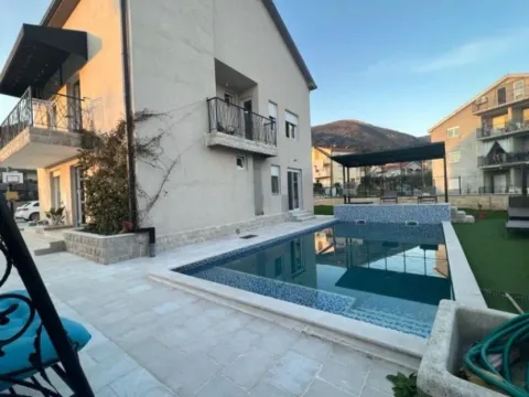 Izdavanje, kuća, 160m², Dumidran, Tivat