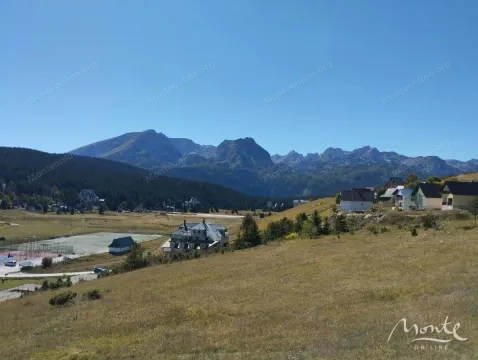 Pogled na planinski pejzaž i okolne objekte sa imanja. - image 3