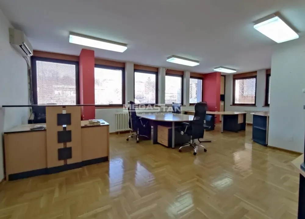 Izdavanje, poslovni prostor, 43m², Šumice, Beograd