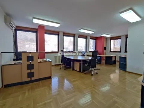 Izdavanje, poslovni prostor, 43m², Šumice, Beograd