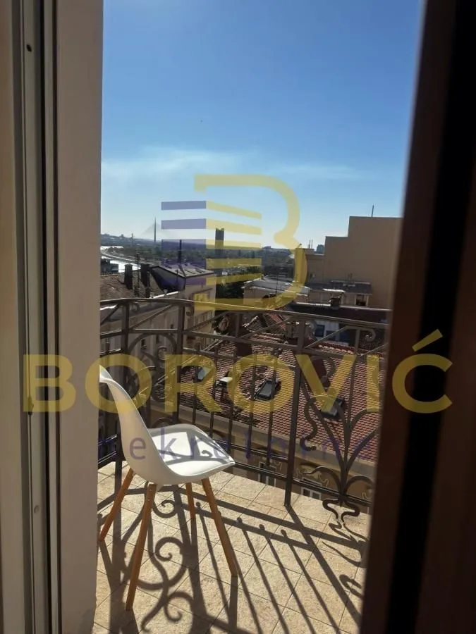 Manji namesteni balkon sa pogledom na grad.