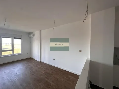 Prazna prostorija sa parketom i prozorom u novogradnji. - image 3