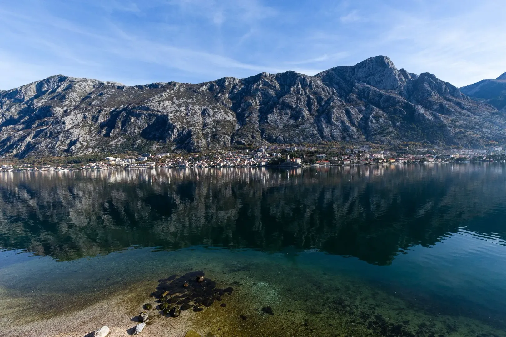 Panoramski pogled na zaliv i planine sa obale.