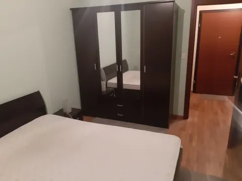 Jednostavno namještena spavaća soba sa garderoberom i krevetom. - image 3