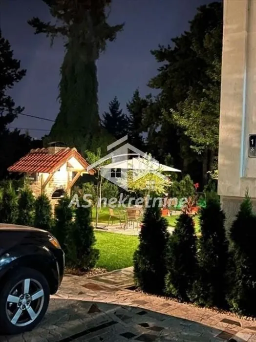 Prodaja, četvorosoban stan, 140m², Savski Venac, Beograd