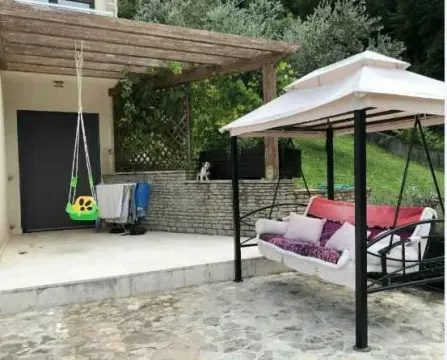 Popločano dvorište ispred kuće sa natkrivenom ljuljaškom i dječjom ljuljaškom. - image 6