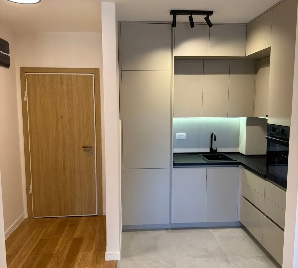 Izdavanje, jednosoban stan, 43m², Central Point, Podgorica