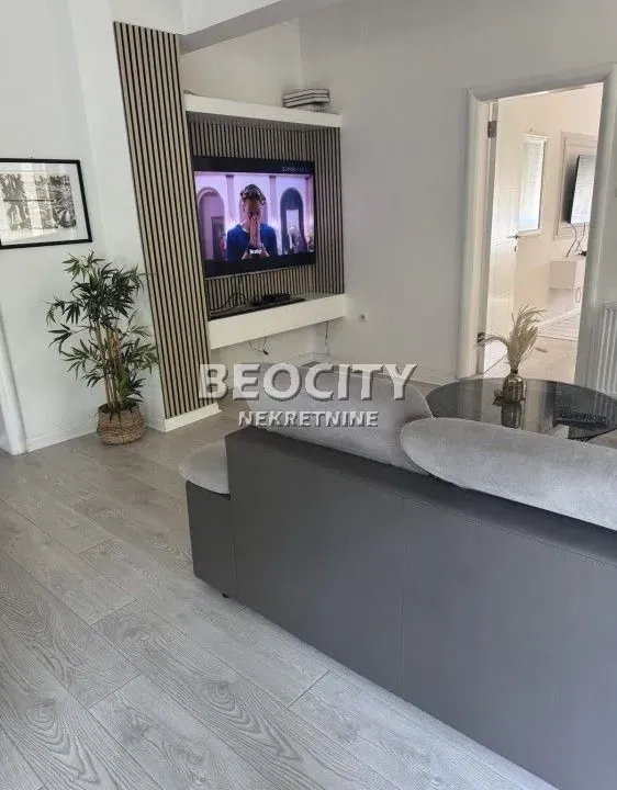 Izdavanje, stan, 120m², Centar, Novi Sad