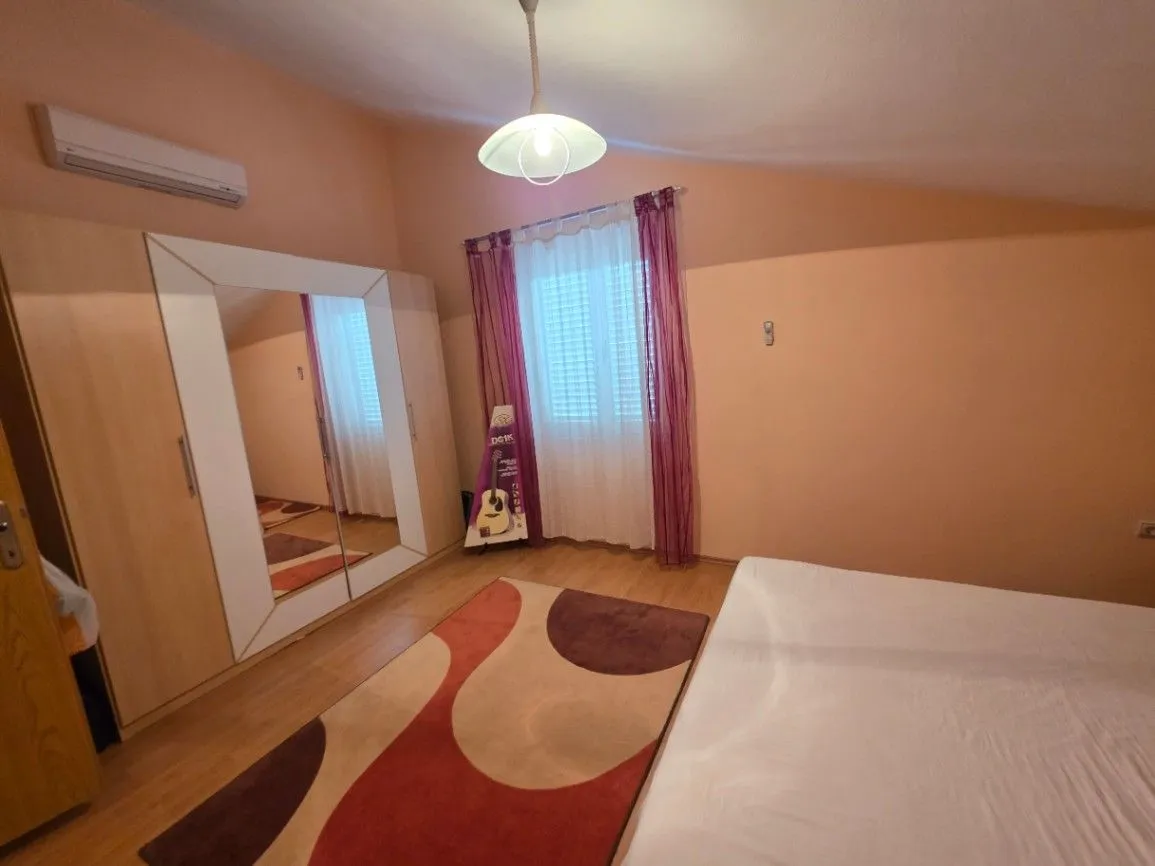 Izdavanje, četvorosoban stan, 140m², Tološi, Podgorica