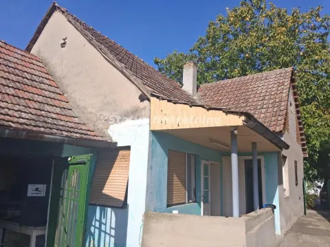 Pogled na spoljašnjost starije kuće sa dvorištem i krovom od crepa. - image 3