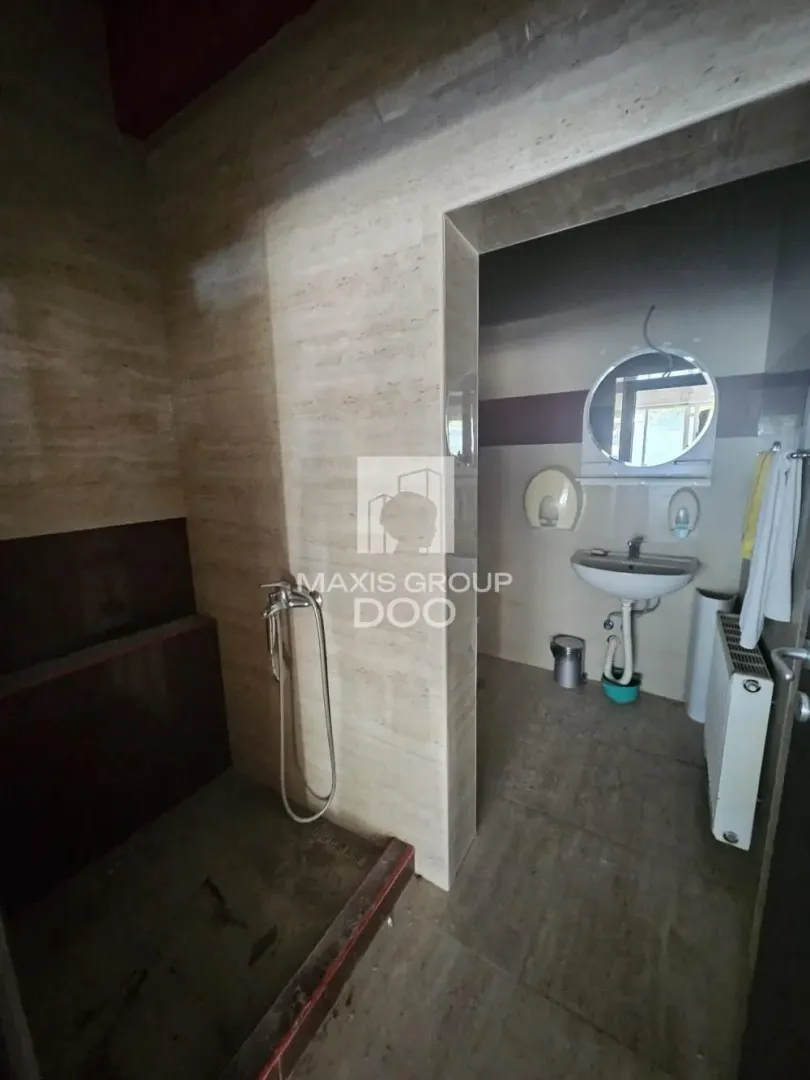 Bathroom with a shower cabin and a washbasin.