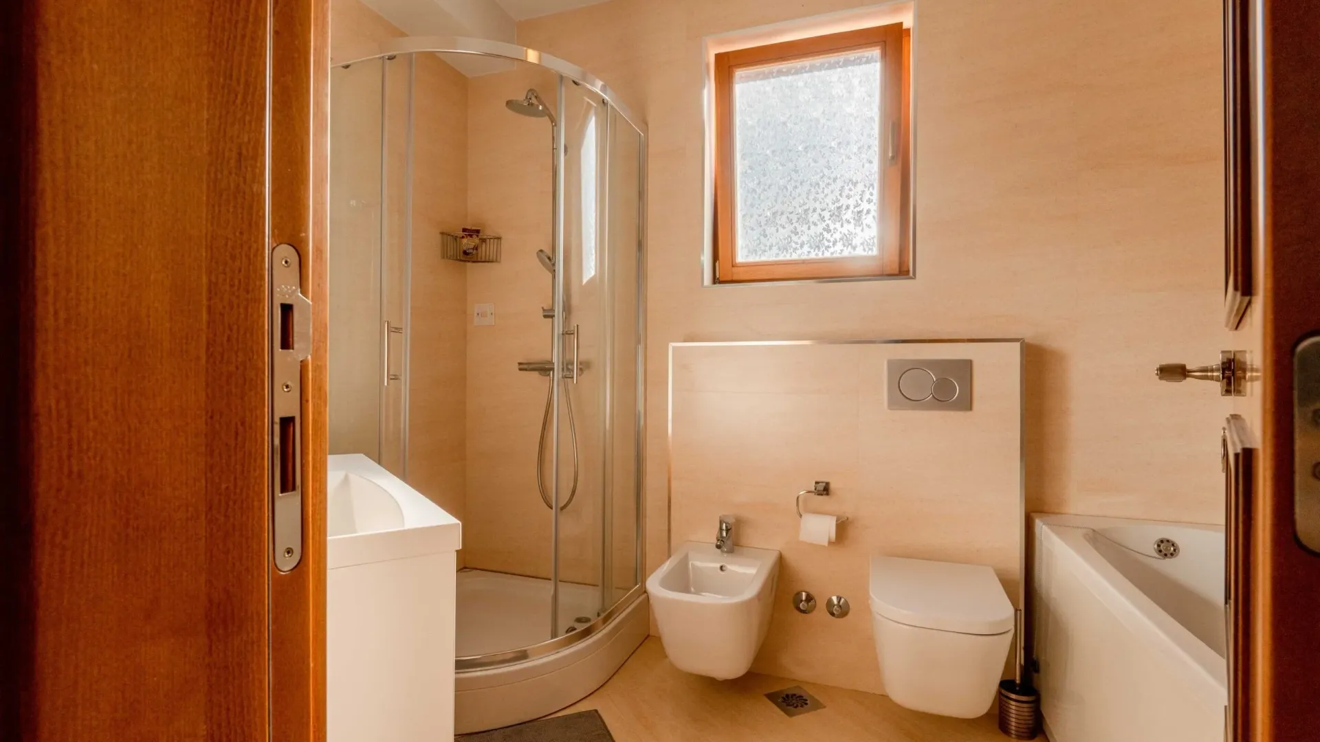 Prodaja, dvosoban stan, 106m², Dobrota, Kotor