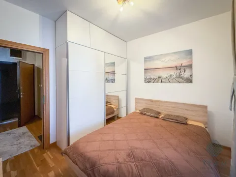 Furnished bedroom with a double bed and a large built-in wardrobe. - image 5