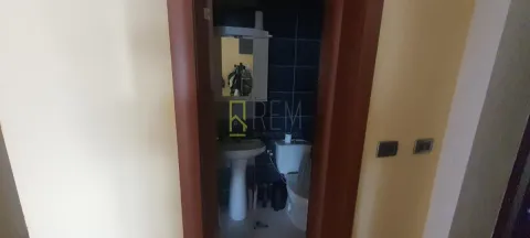 Manje kupatilo sa umivaonikom i toaletom, snimljeno sa vrata. - image 5