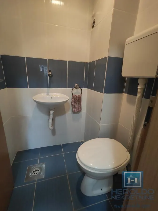 Izdavanje, trosoban stan, 71m², Centar, Jagodina