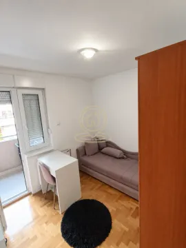Manja spavaća soba sa krevetom, radnim stolom i izlazom na terasu. - image 5