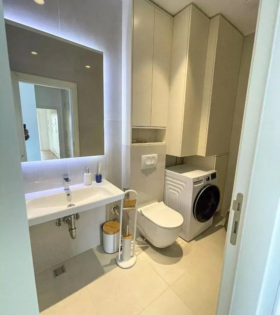 Izdavanje, dvosoban stan, 159m², Tivat, Crna Gora