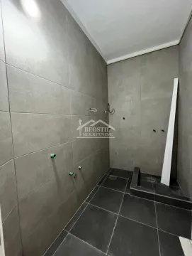 Kupatilo u fazi renoviranja obloženo sivo-crnim pločicama. - image 8
