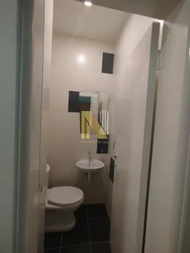 Manje kupatilo sa toaletom i umivaonikom. - image 20