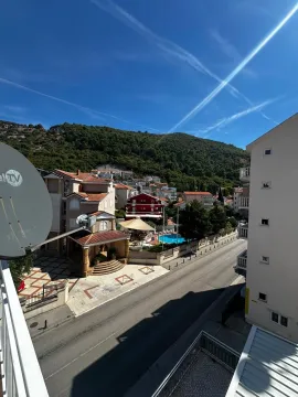 Pogled sa terase na ulicu, susjedne objekte i brdo u pozadini. - image 10