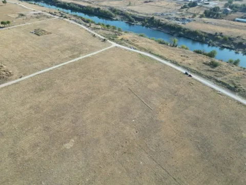 Pogled iz vazduha na prostranu parcelu zemljišta u blizini rijeke. - image 4