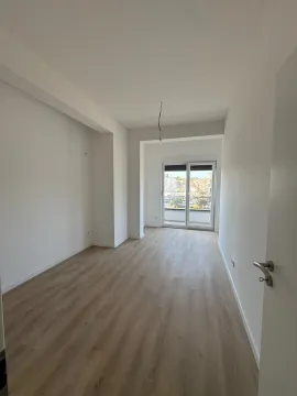 Prazna soba sa laminatom i izlazom na balkon. - image 9